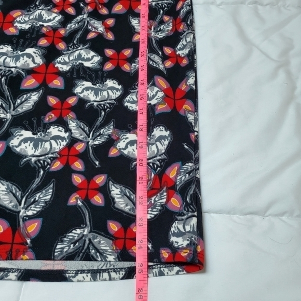 NEW Lularoe Cassie skirt. Medium. Floral print. Pencil skirt. - Picture 7 of 8